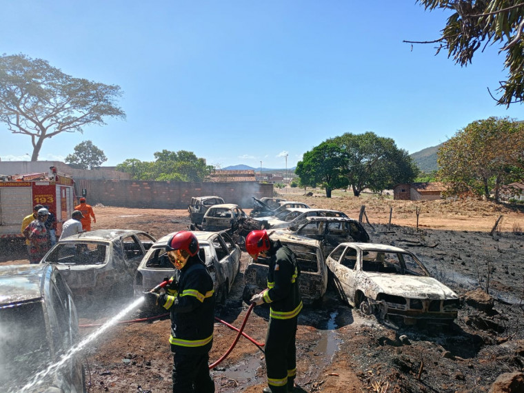 Veículos ficaram destruídos após fogo atingir pátio.