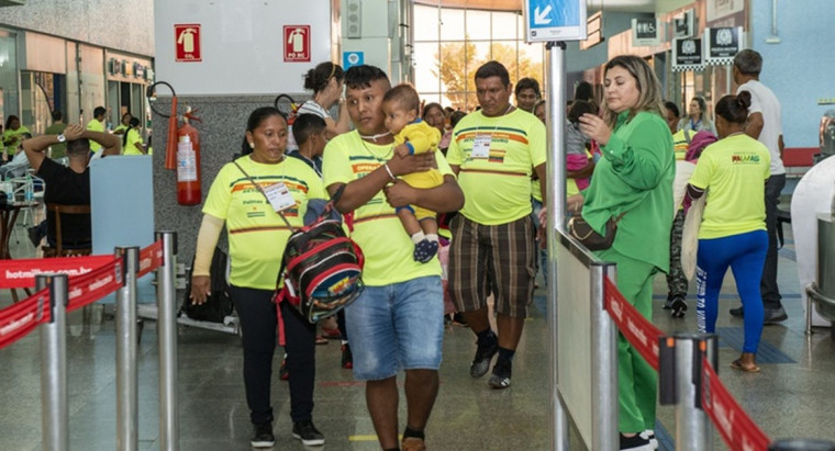 Indígenas embarcando de volta para a Venezuela