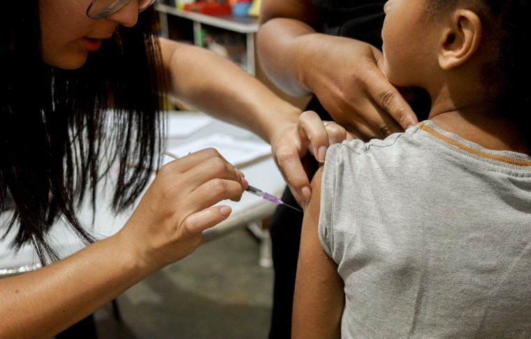 Vacinação para atualizar cartão das crianças e adolescentes em Araguaína.