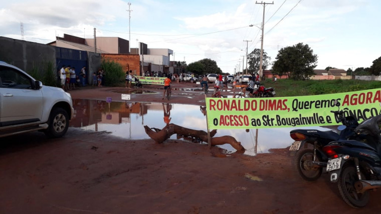 Moradores colocaram várias faixas com cobranças ao prefeito Ronaldo Dimas