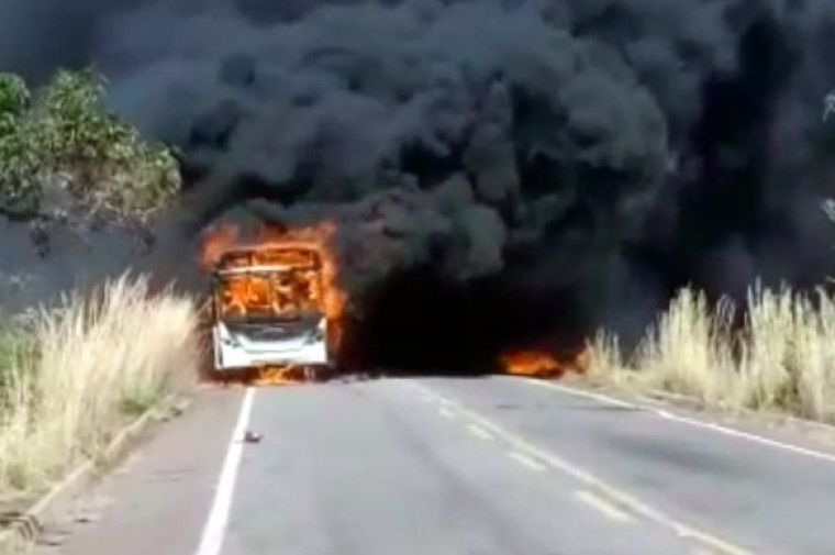 Ônibus pegando fogo