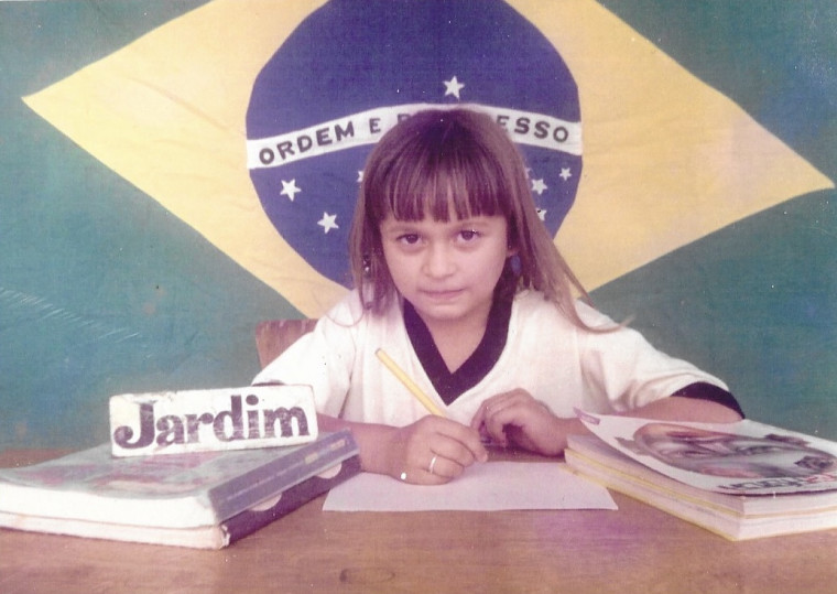 Ela nasceu em Paraíso do Tocantins, onde deu seus primeiros passos e concluiu o ensino médio