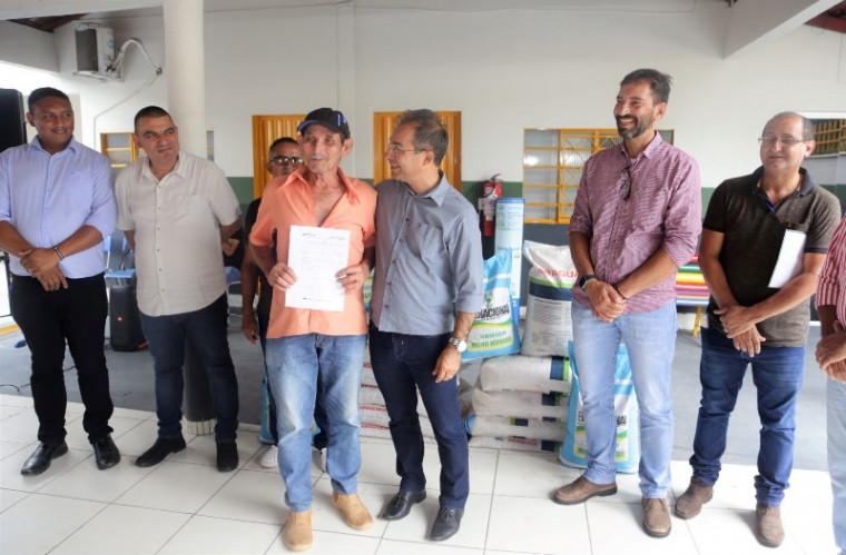 Cada uma das 40 famílias do Assentamento Rio Preto recebeu 20 kg de sementes de milho e 200 kg de adubo