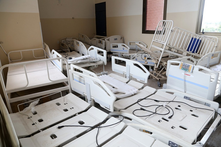 Camas estão acumuladas e alojadas em um quarto no Hospital Geral de Palmas