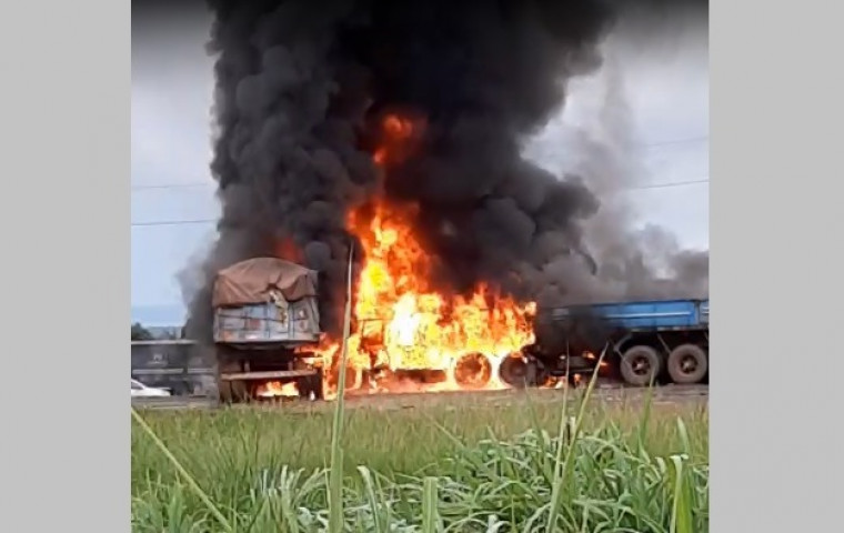 Fogo queimando os caminhões