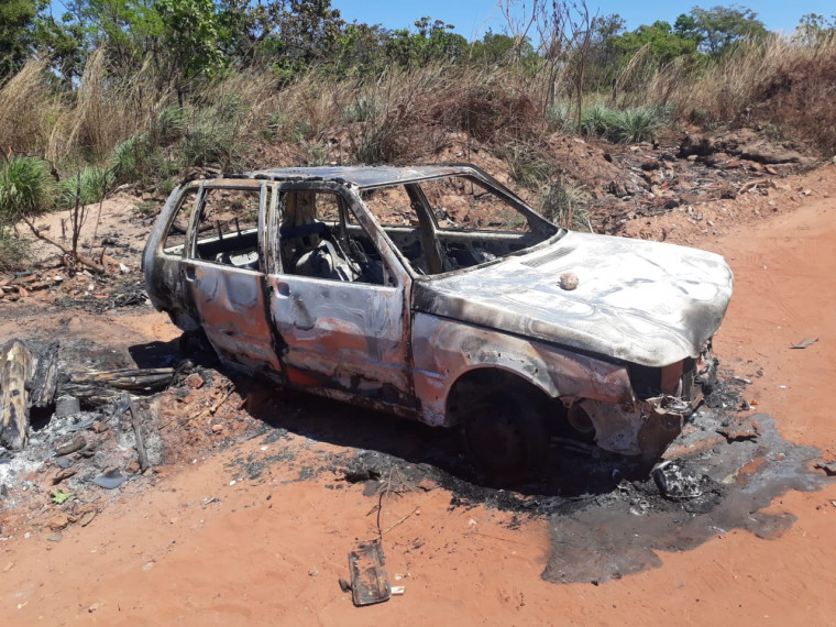 Veículo roubado foi encontrado queimado