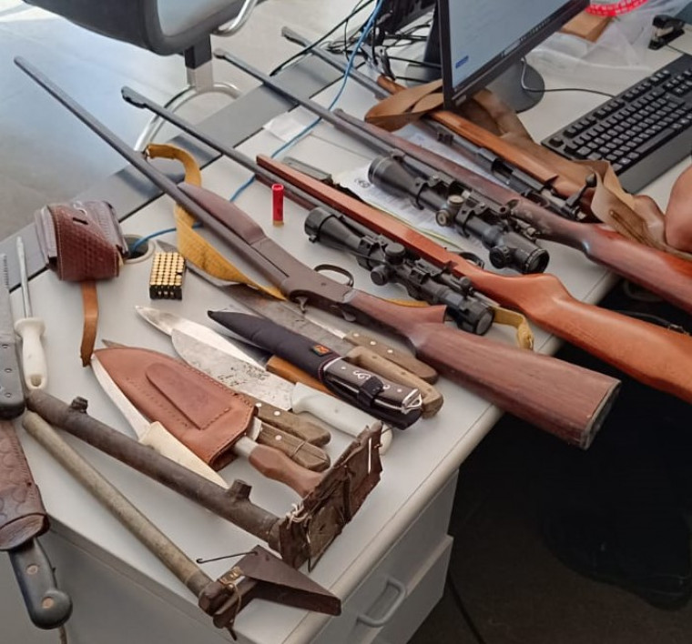 Várias armas de fogo, além de facas, facões e machados também foram apreendidos