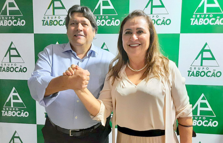 A senadora posou para fotos ao lado do amigo e pré-candidato a governo, Edson Tabocão