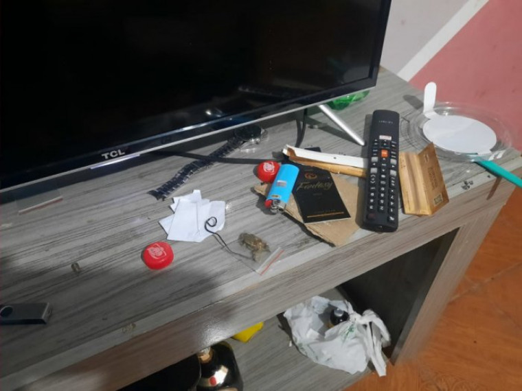 Polícia apreendeu papelotes de drogas na casa onde estava a vítima