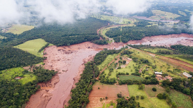 A barragem rompeu na última sexta (25) e a lama deixou um rastro de morte e destruição