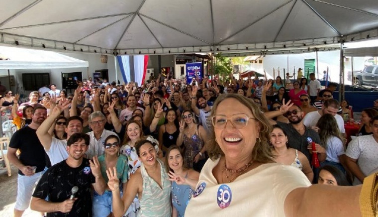 Ester Nogueira e apoiadores no último dia de campanha