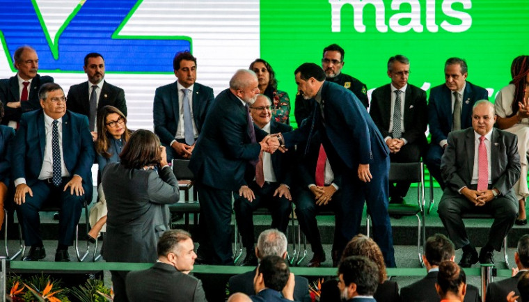 Governador Wanderlei Barbosa cumprimentando o presidente Lula