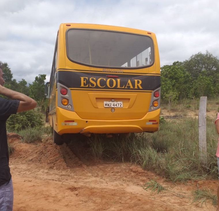 Veículo foi parar fora da pista