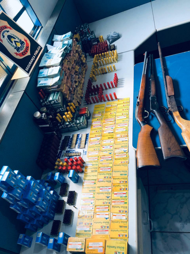 Dinheiro, arma, munições e cartões