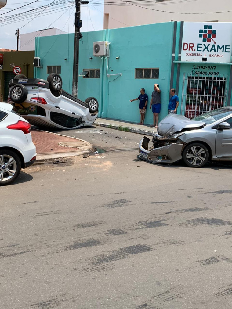 Colisão entre os dois veículos no centro de Araguaína.