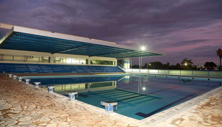 Piscina com seis raias semiolímpicas e com arquibancada