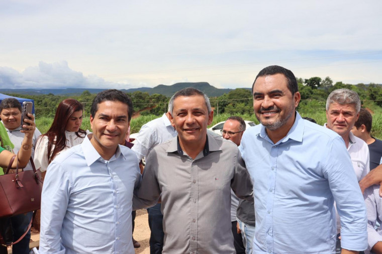 Prefeito Neto SOS ao lado do governador e do presidente nacional do Republicanos, Marcos Pereira