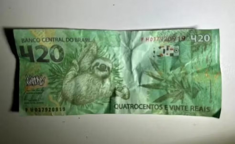 Nota de R$ 420 reais com bicho-preguiça e folhas de maconha.