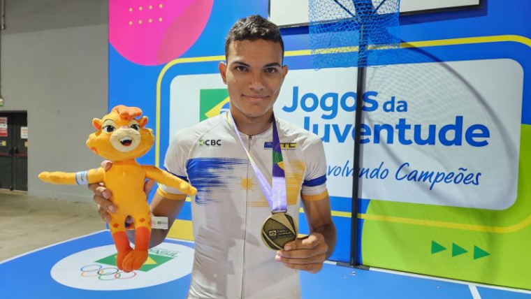 Atleta tocantinense Josué Teixeira Feitosa Júnior com ouro e uma réplica da mascote dos jogos