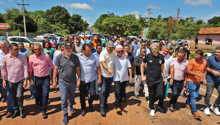 Solenidade de inauguração das obras na rodovia que dá acesso a Tocantinópolis