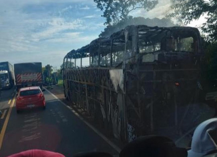 Ônibus ficou destruído após incêndio.