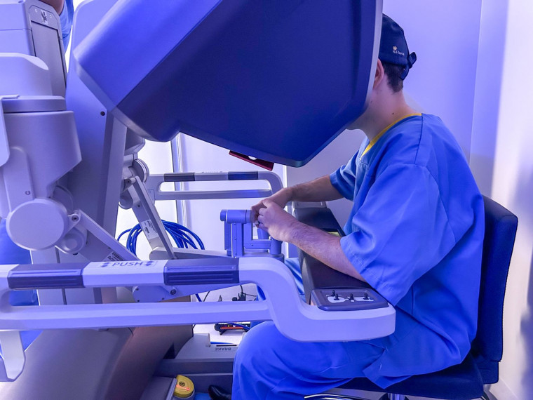 Médico realizando o procedimento cirúrgico usando a robótica