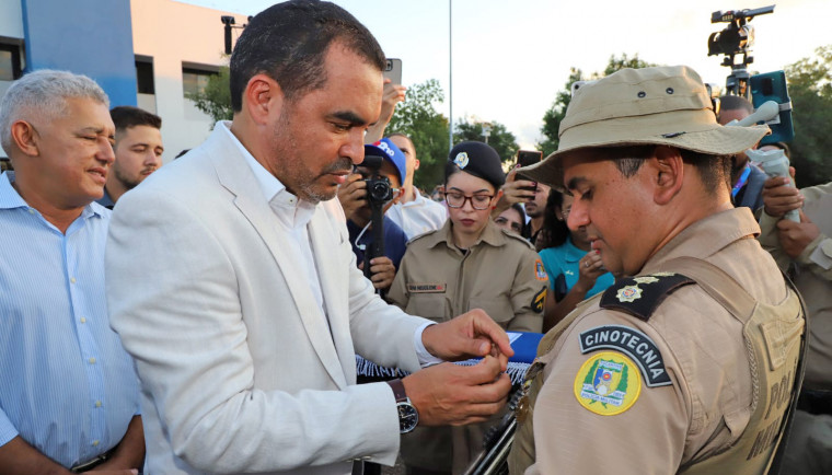 Governador Wanderlei Barbosa entrega medalha de Mérito Policial Militar