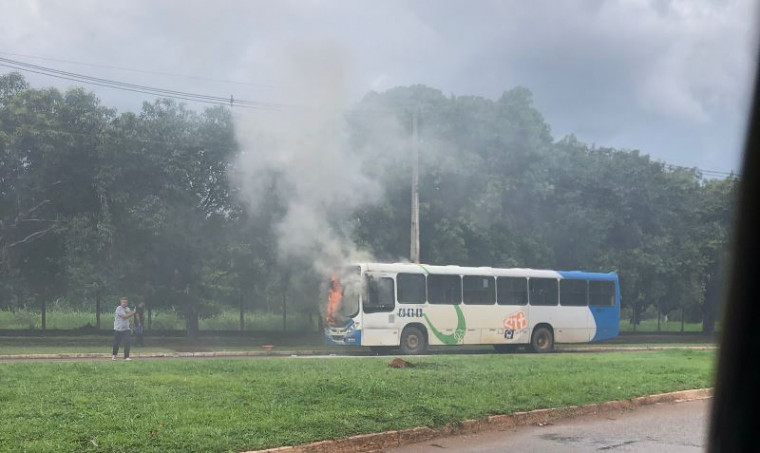 Ônibus atingido pelo fogo