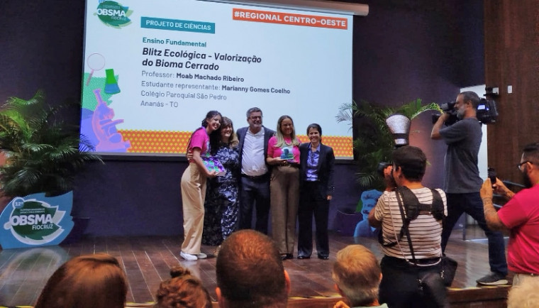 A estudante Marianny e a professora Moab recebendo a premiação regional na olimpíada