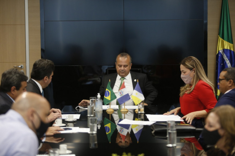 Dulce Miranda em reunião com ministro, em Brasília.