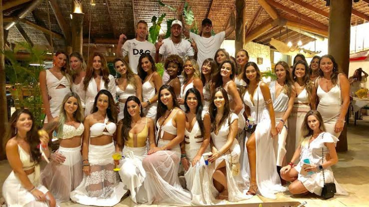 Neymar com amigos e mulheres em Barra Grande