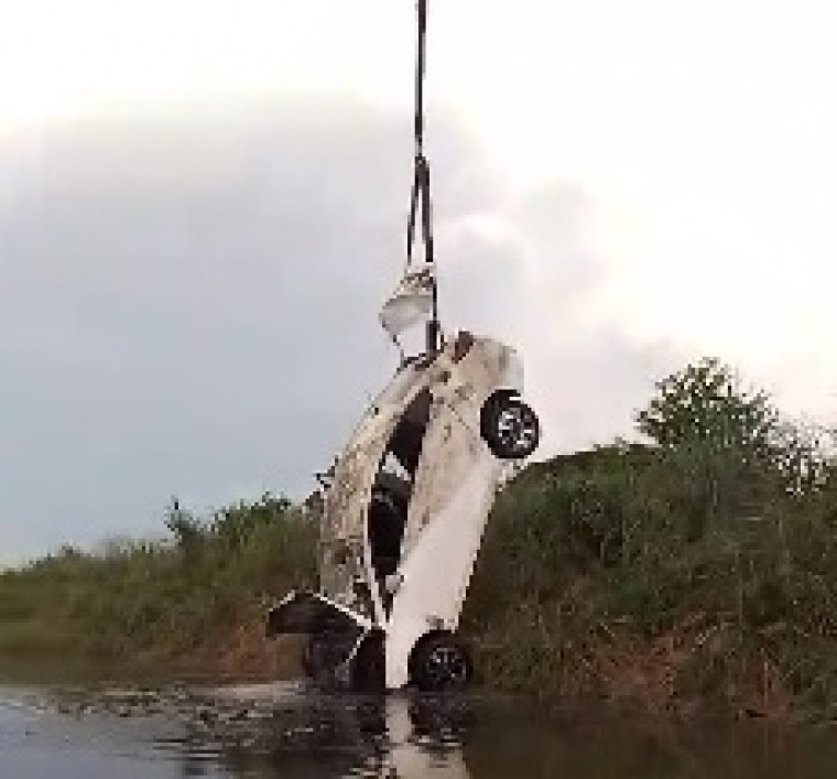 Carro do PM encontrado dentro da lago de estação de tratamento, em Guaraí.