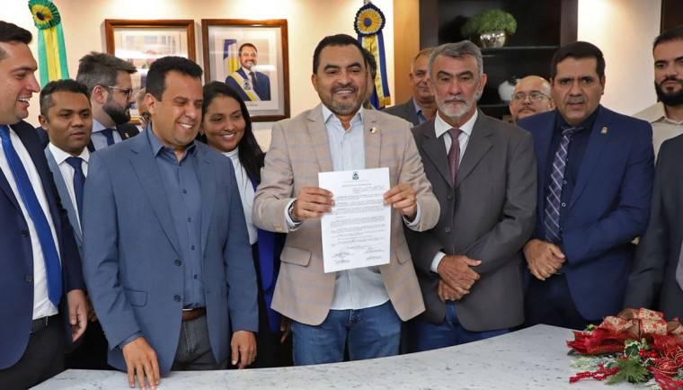 Wanderlei Barbosa com o documento assinado das progressões.