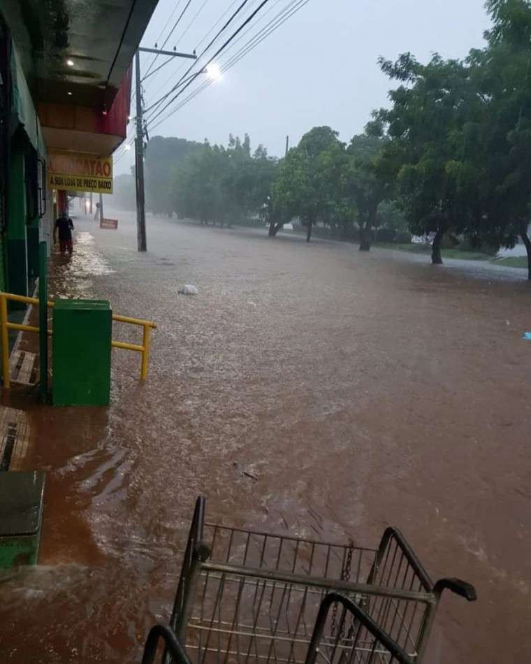 Avenida Bernardo Sayão alagada depois de chuva intensa em Guaraí.