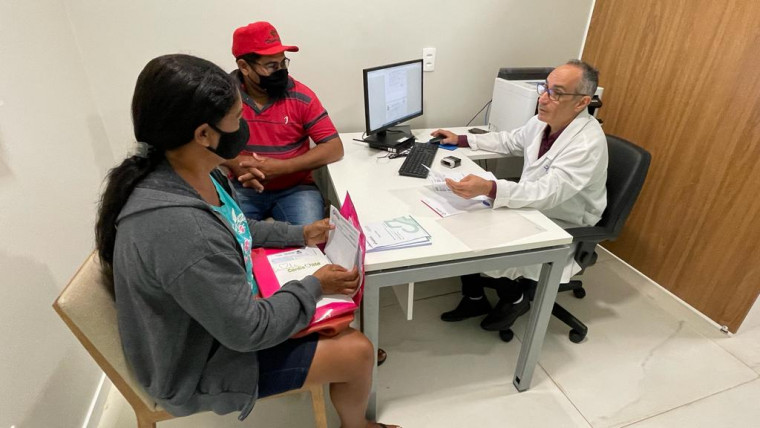 Paciente Antônia Gomes durante a sua consulta.