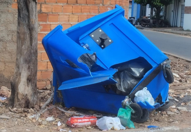 Lixeira destruída após ato de vandalismo.