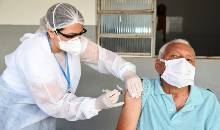 Idoso recebendo a vacina contra a covid-19