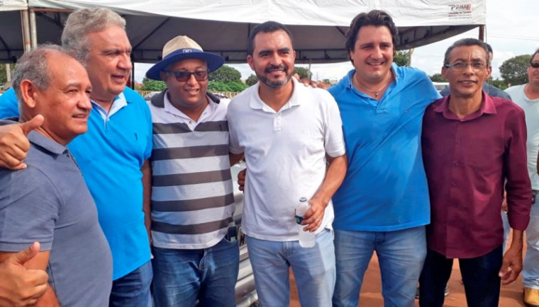 Governador Wanderlei Barbosa ao lado de lideranças de Gurupi
