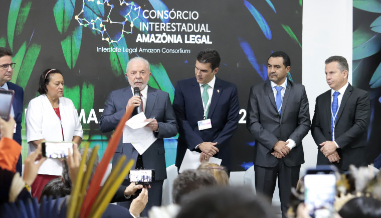Presidente eleito Lula durante leitura da carta entregue pelos governadores