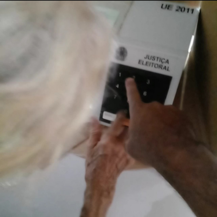 Filmagem durante a votação da idosa