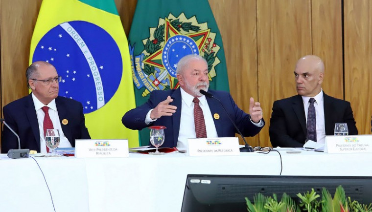 Presidente Lula fala durante o encontro