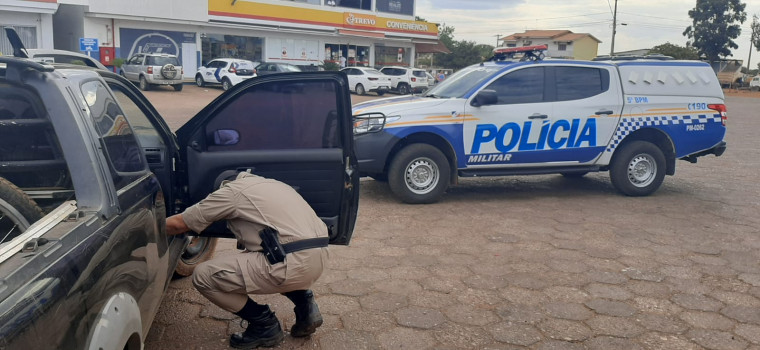 Policial militar realiza fiscalização de veículo