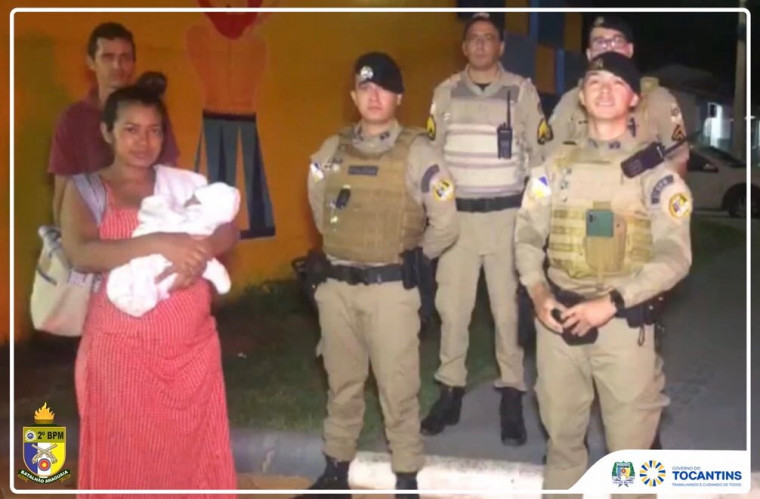 País com o bebê junto com os policiais que o salvaram.