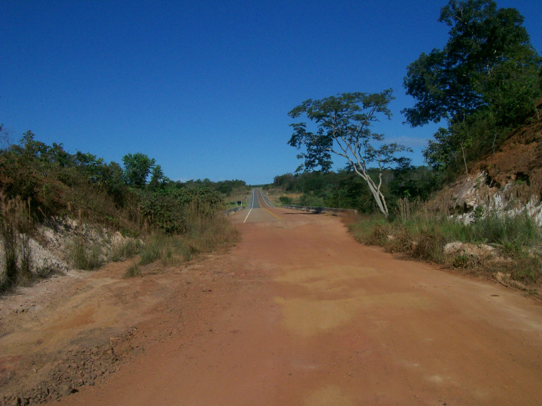 Trecho onde termina a pavimentação da BR-010, entre Aparecida do Rio Negro e Rio Sono