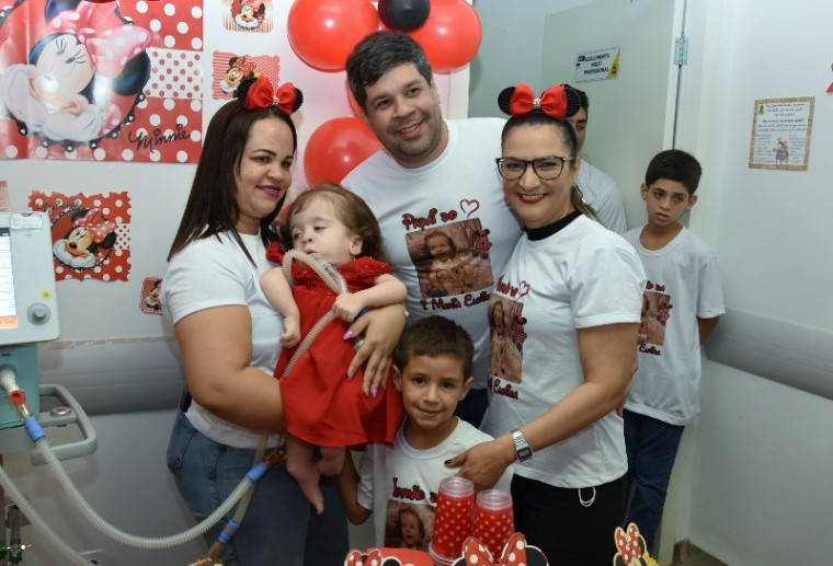 Equipe da UTI pediátrica do HGP comemora aniversário de quatro anos da pequena Maria Eloísa