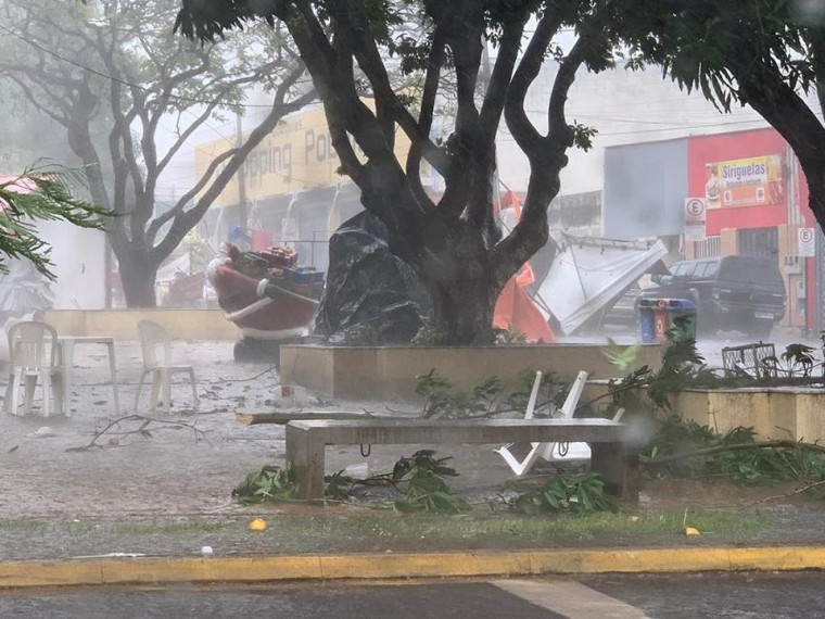 Chuva com ventos fortes derruba Vila de Natal