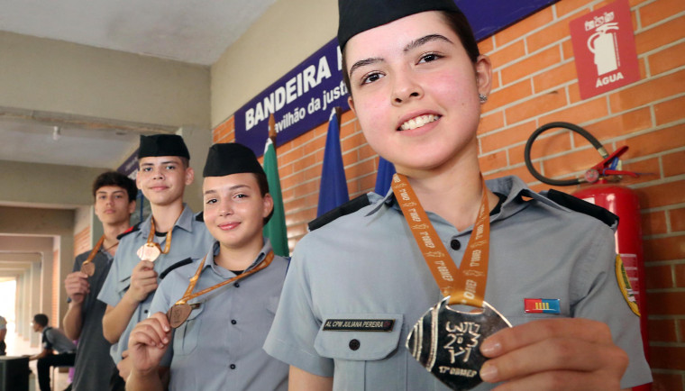 Estudantes do Colégio Militar de Palmas recebendo medalhas
