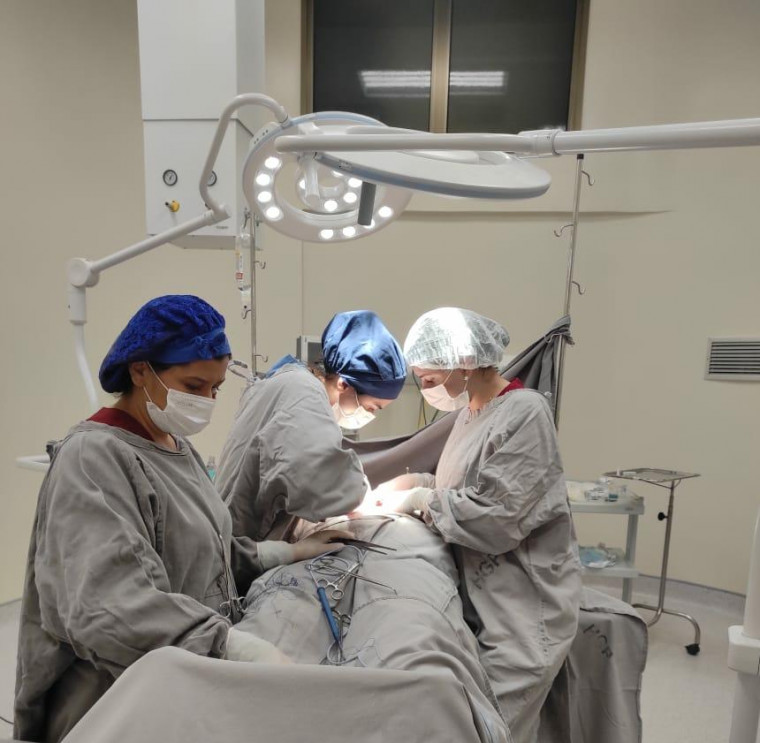 Equipe realizando procedimentos de cirurgia geral.