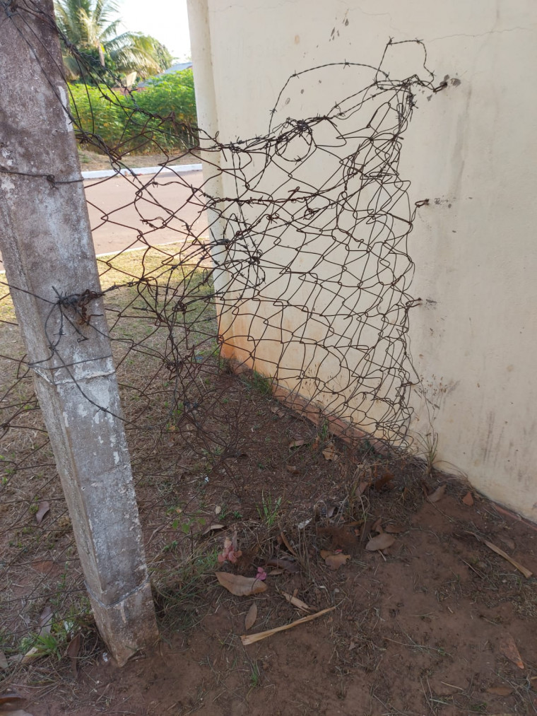 Situação da cerca que abrange a escola.
