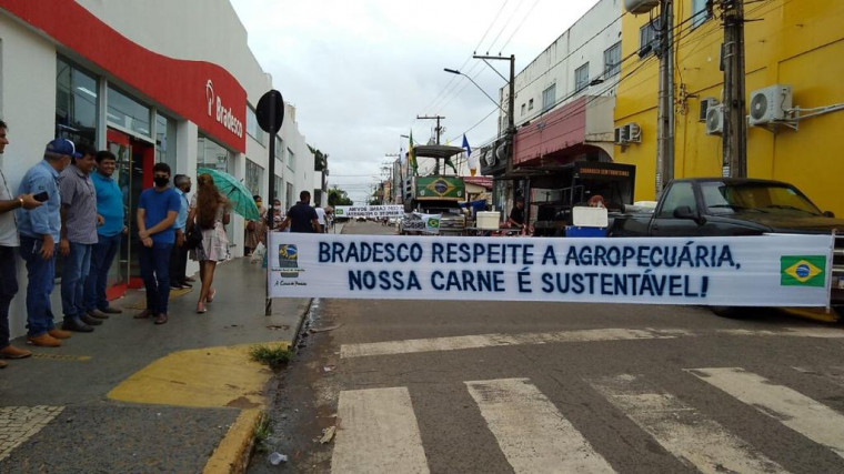 SRA participa do protesto nacional, Segunda com Carne, contra o Bradesco.